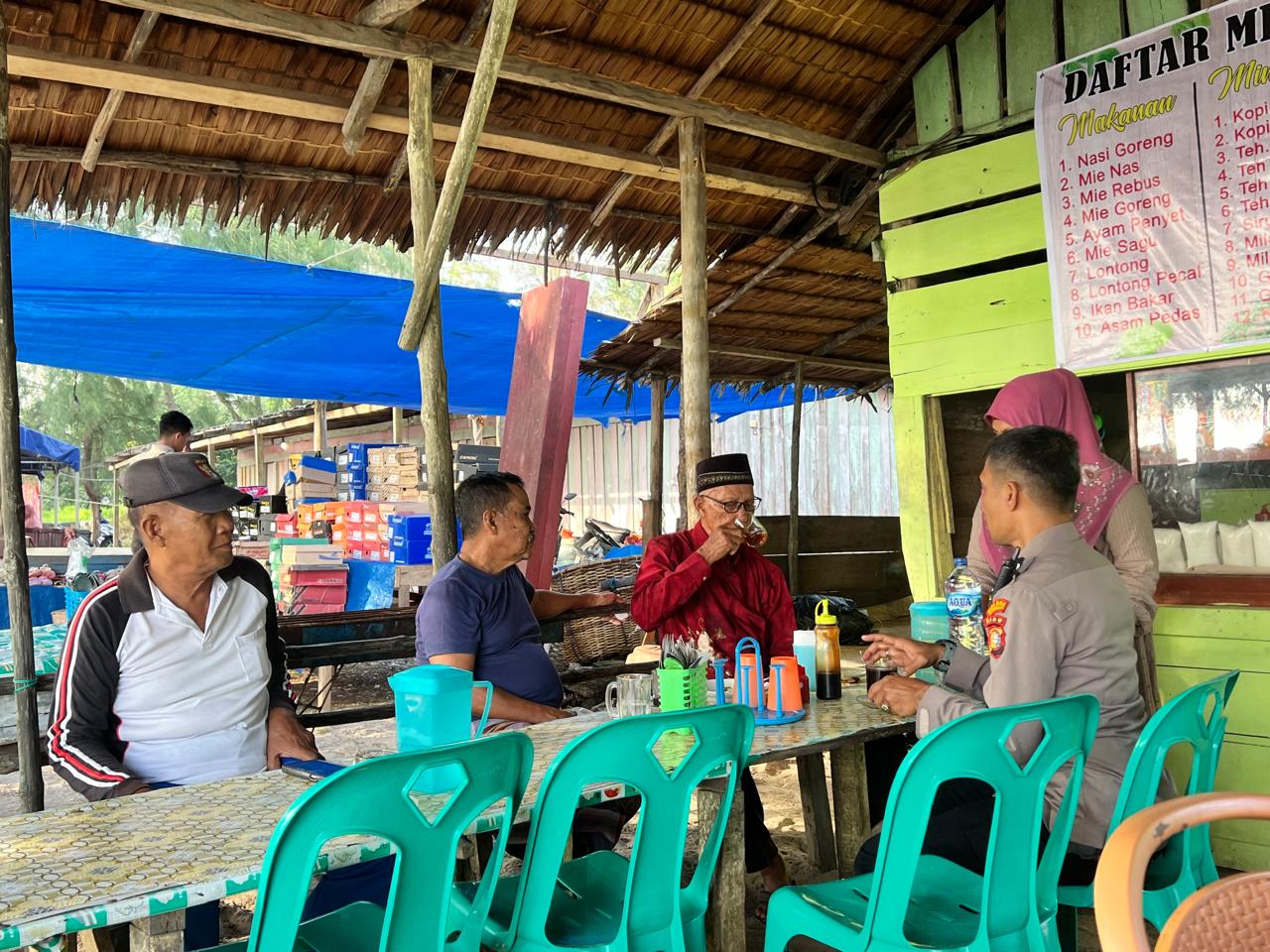 Suasana menikmati secangkir kopi untuk pesan Pilkada damai bersama masyarakat