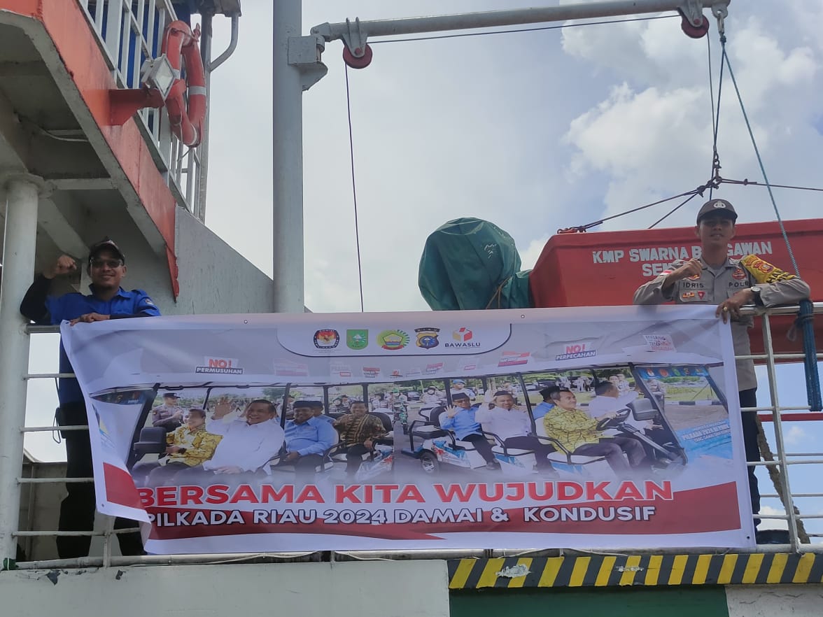 Polsek Rupat Pemasangan Spanduk Pemilu kada damai tahun 2024 sebagai bentuk Cooling System