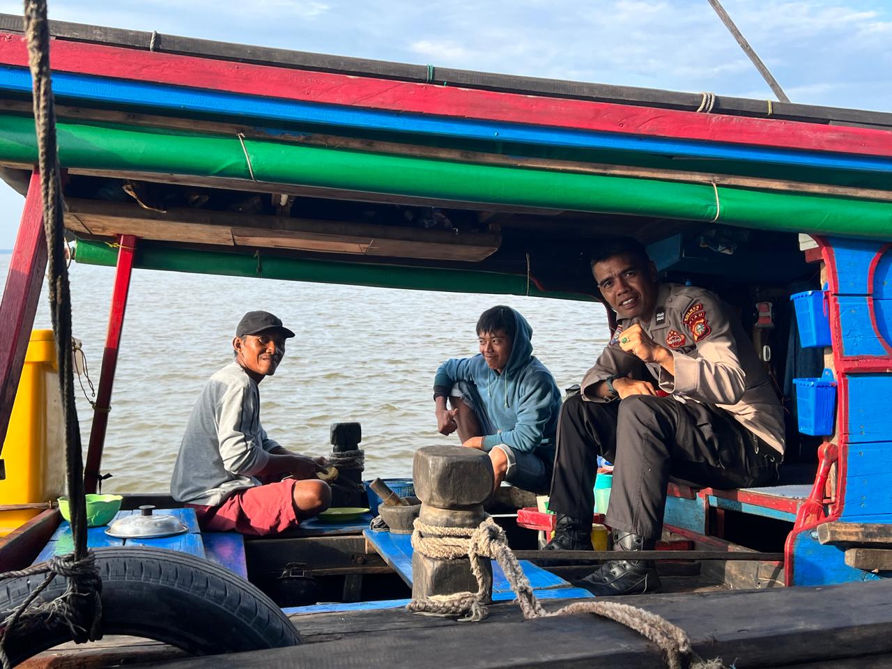 KANIT BINMAS POLSEK RUPAT MENGUNJUNGI MASYARAKAT NELAYAN PULAU TERLUAR