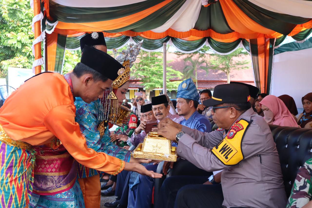 KAPOLSEK RUPAT MENYAMPAIKAN PESAN PEMILU KADA DI ACARA GEBYAR HUT 16 TAHUN SMK N 1 RUPAT