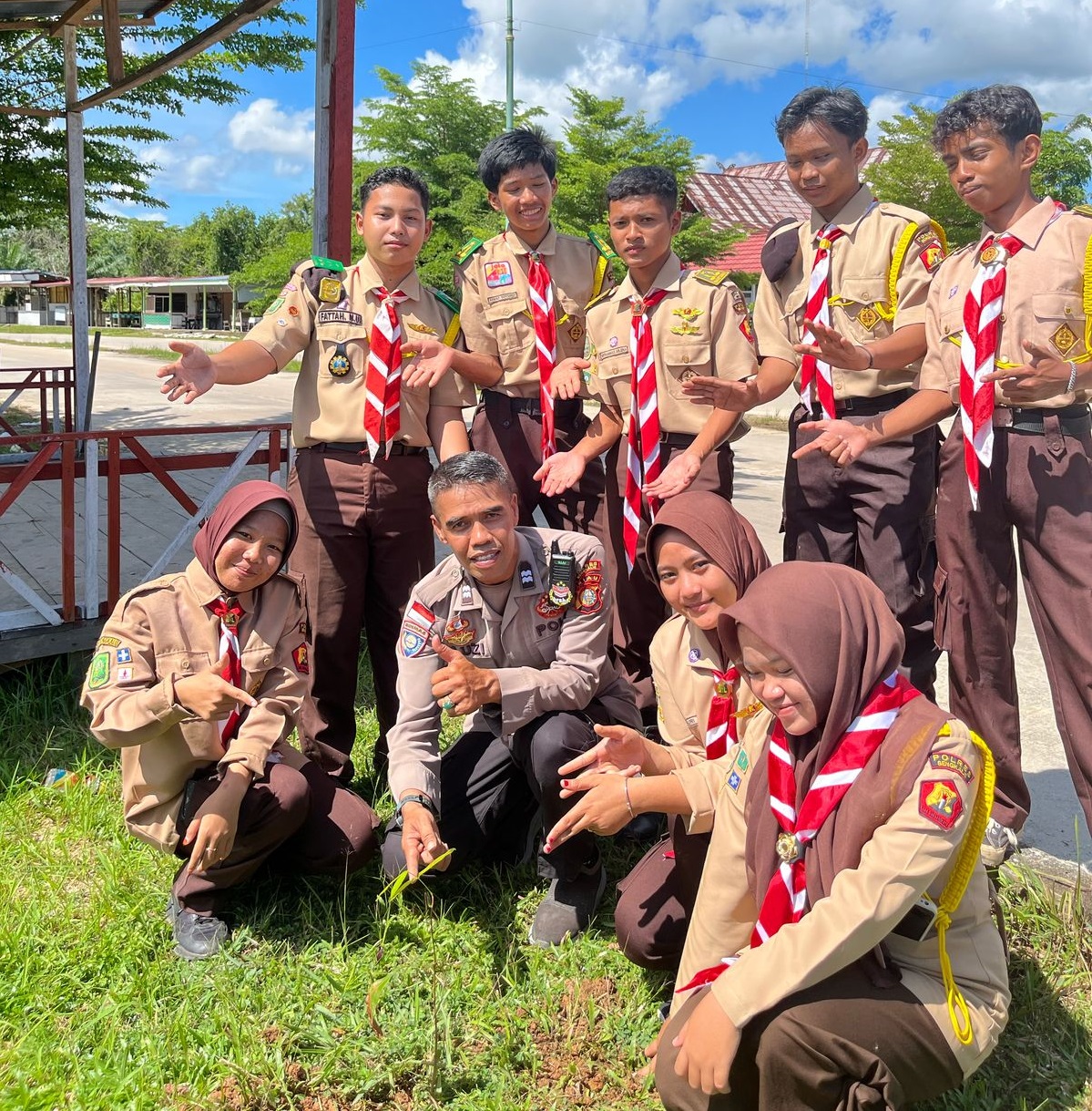 Polsek Rupat bersama Saka Bhayangkara melaksanakan Program Penghijauan