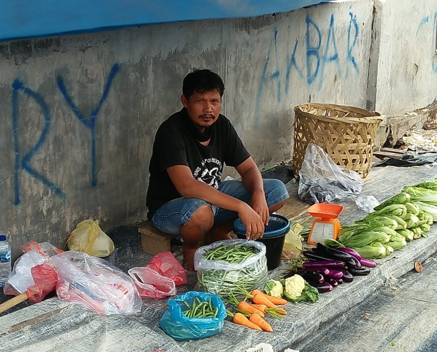 Kita masih tertidur lelap pedagang telah membuka lapaknya