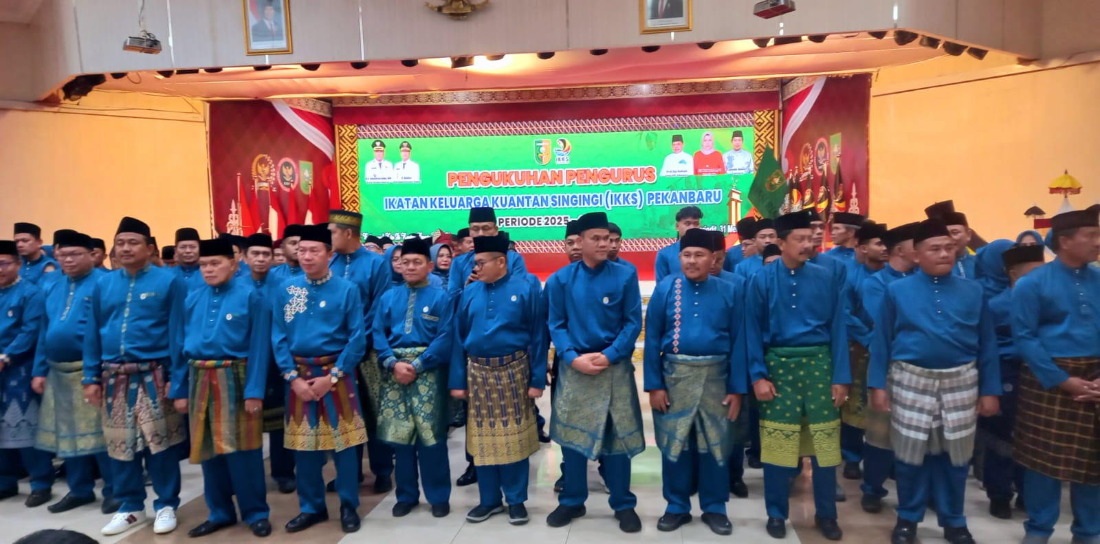 DR.H.Suhardiman Amby,MM mengukuhkan Kepengurusan IKKS Pekanbaru