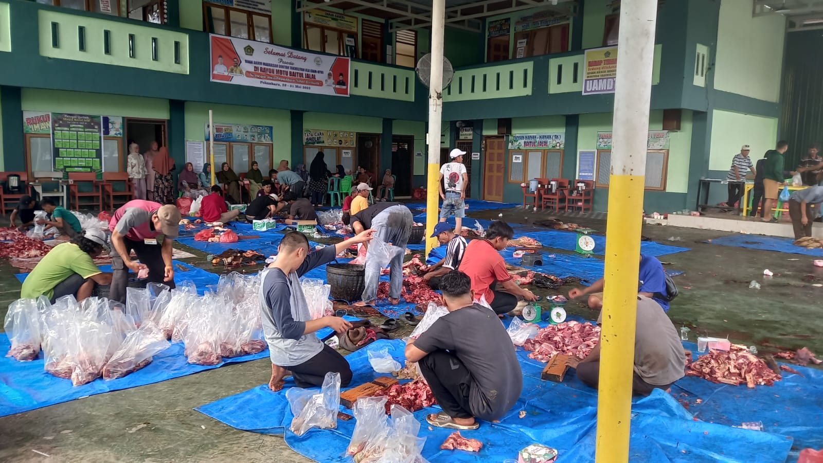 Hari Raya Idul Adha,Masjid Baitul Jalan.menyembelih 17 Ekor Sapi