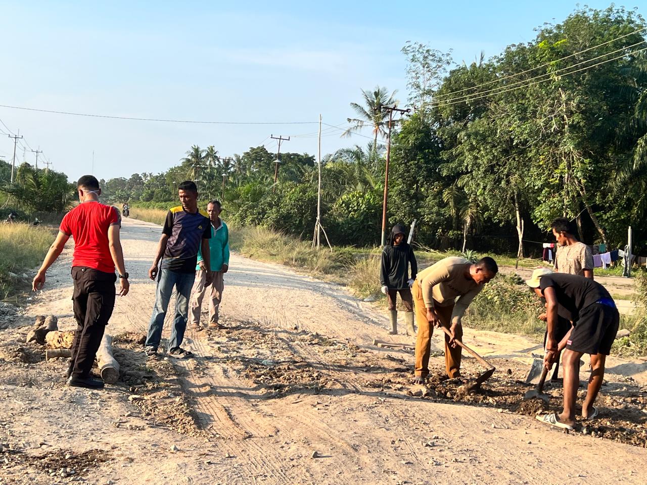 Masyarakat  memperbaiki Jalan utama di Desa Sri Tanjung Kecamatan Rupat