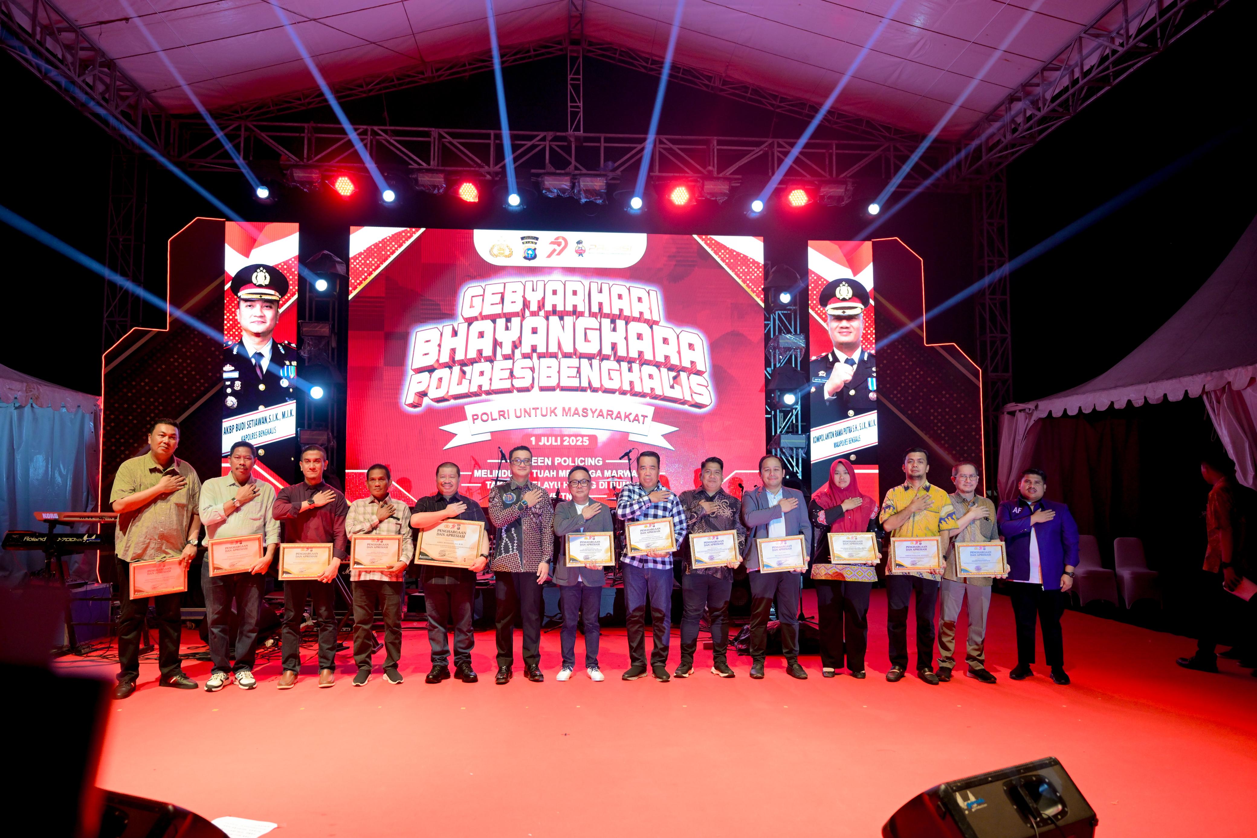 Spektakuler! Malam Puncak HUT Bhayangkara ke-79 Polres Bengkalis Pecah, Deretan Tokoh Hadir, Ribuan Masyarakat Tumpah Ruah di Simpang Jengkol