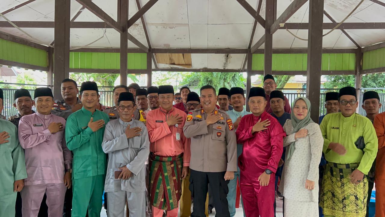 Kapolsek Rupat AKP Faisal SH melaksanakan Jumat Curhat dan silaturahmi bersama Kades dan tokoh masyarakat di 10 Desa Kecamatan Rupat, Jumat 4 Juli 2025 pukul 09.00 Wib