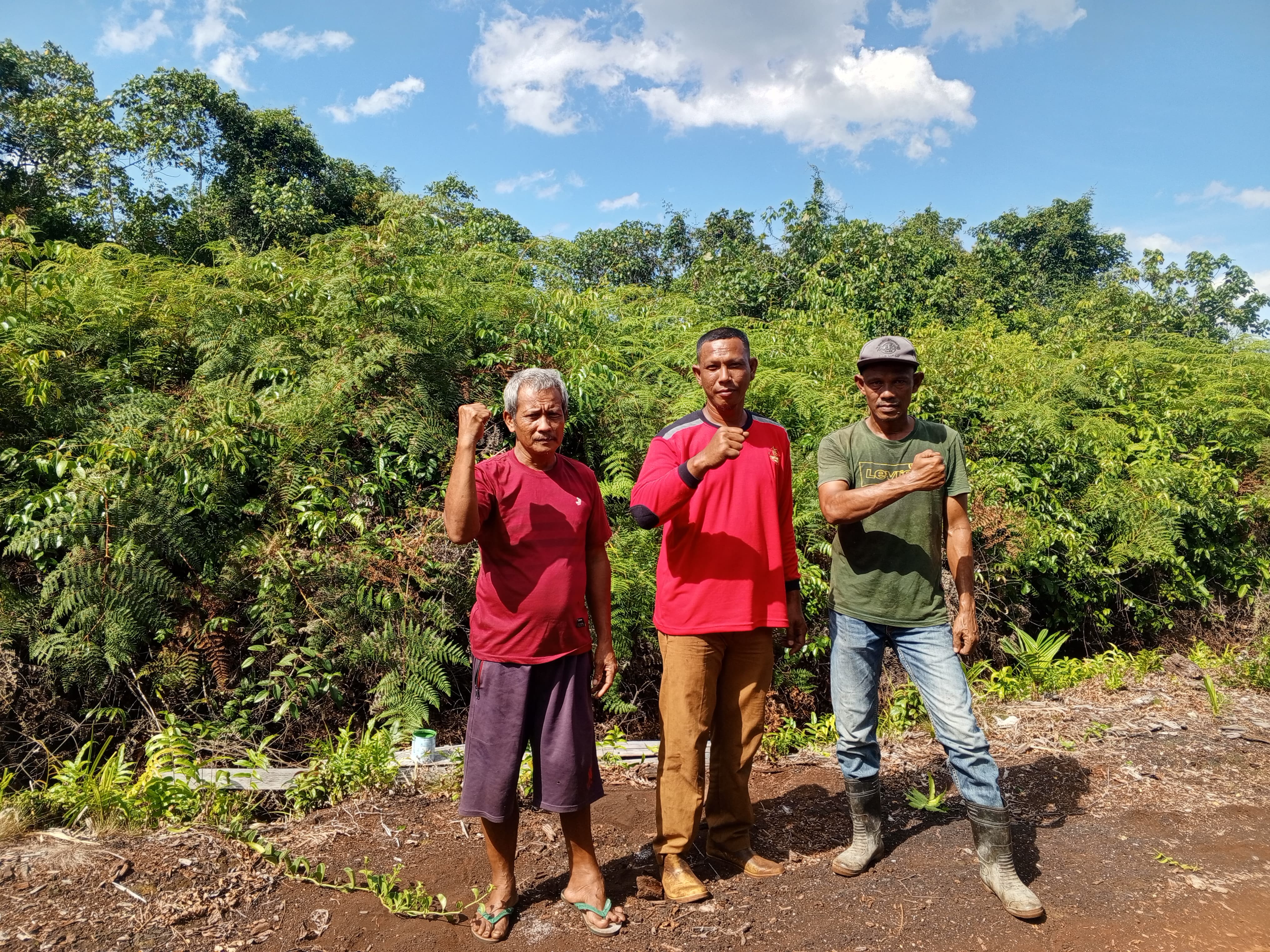 Kepala Dusun SriTanjung dan masyarakat patroli pencegahan Karhutla