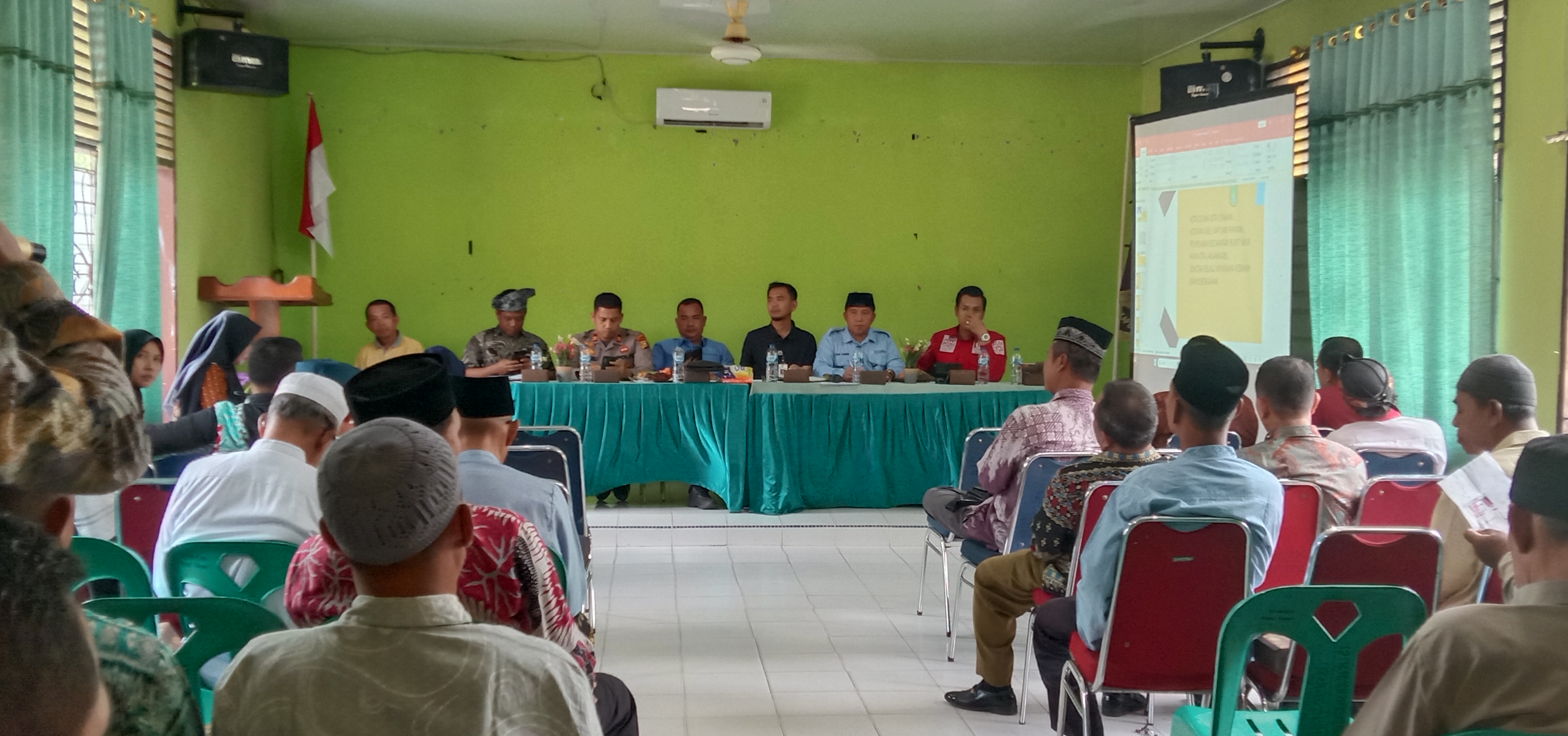 Camat Bukit Kapur, Ns. Teguh Widodo S.Kep., M.K.M, memimpin langsung rapat pembahasan rencana pemekaran Kecamatan Bukit Kapur.