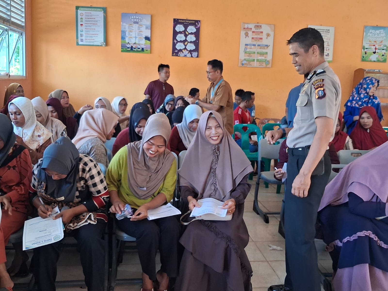 Polsek Rupat Sampaikan Program Ketahanan Pangan dalam Pertemuan Wali Siswa SMP