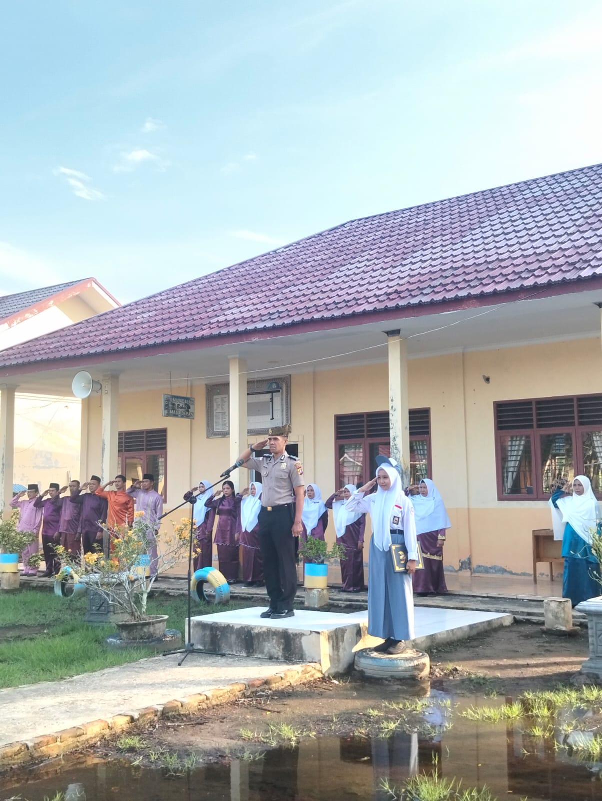 Kapolsek Rupat Jadi Pembina Upacara di SMA N 3 Rupat, Sampaikan Edukasi Disiplin dan Keselamatan